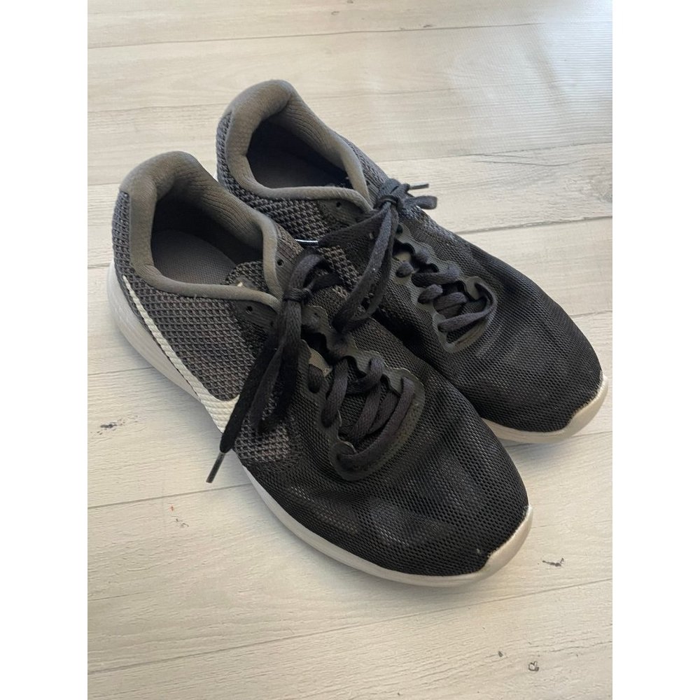 Nike women’s black athletic‎ shoes 9.5